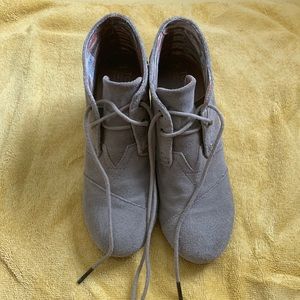 Size 7 toms lace up wedges.